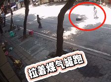 液化氣罐：大姨，請(qǐng)你尊重我，咱不帶這樣式兒的