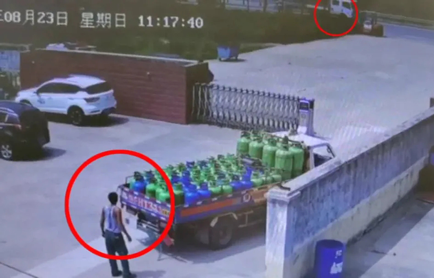 突發(fā)：道邊貨車突然著火，匯通“小哥”拎起滅火器就上