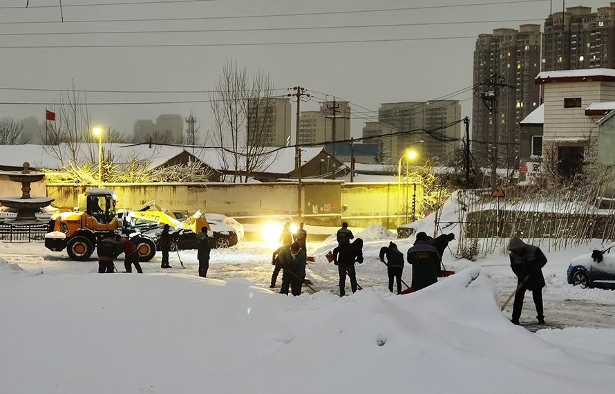 堅(jiān)持發(fā)揚(yáng)掃雪精神，隨下隨清保障平安